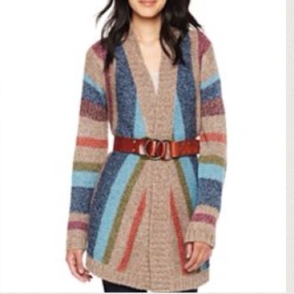 Cute sweater for those cool nights near the water - Picture 1 of 2