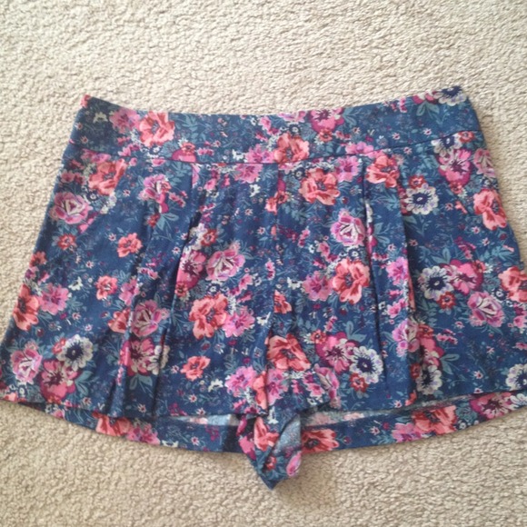 Dresses & Skirts - High waisted floral shorts