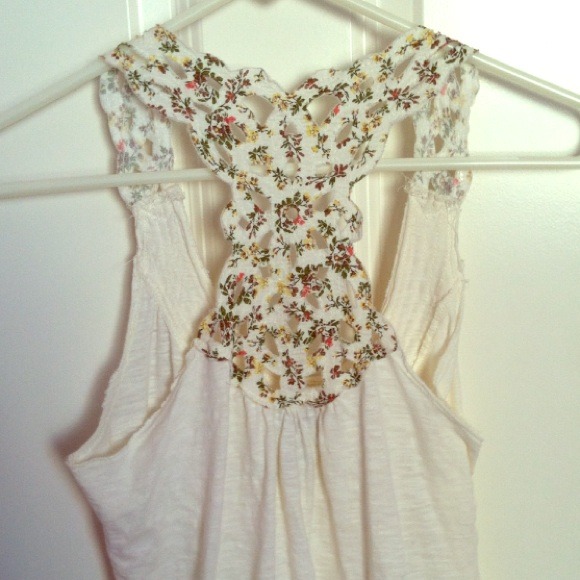 Cream tank with floral back! - Picture 3 of 3