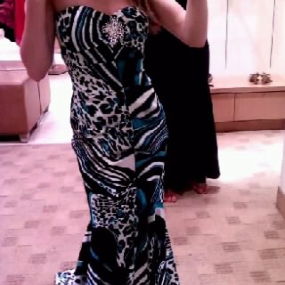 Cache mermaid style prom dress.