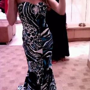 Cache mermaid style prom dress.