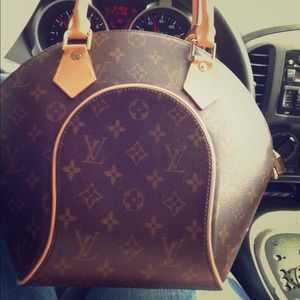 Faux Louise Vuitton pursue