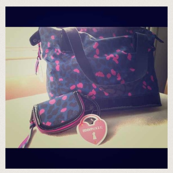 >>Sold In Bundle!<< TeenVogue Pocket Sized Wallet - Picture 3 of 3