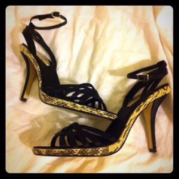 🚫 SOLD 🚫 Nine West black & snake print sandal