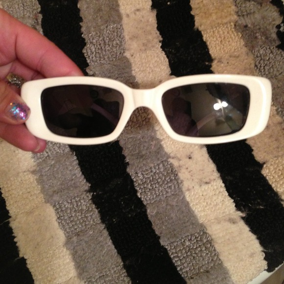 💯 Authentic white Gucci sunglasses. 👓 (NWOT).