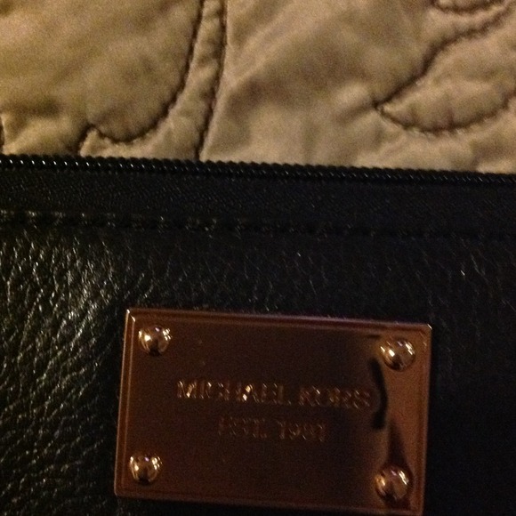 Michael Kors. SOLD - Picture 2 of 2