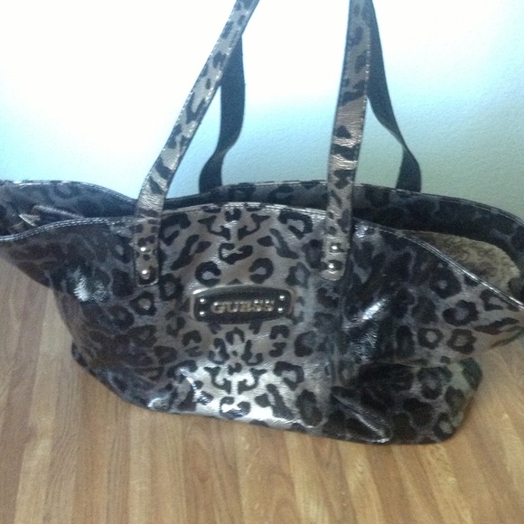 Guess oversized tote with inside pocket divider