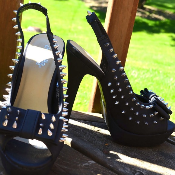 Spiked Bow Sling Back Black Heels - Picture 2 of 3