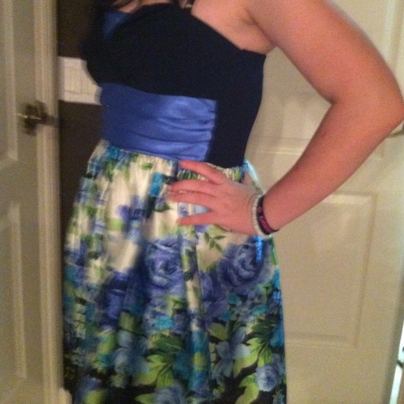 🔴Reduced🔴Silky blue floral print strapless dress