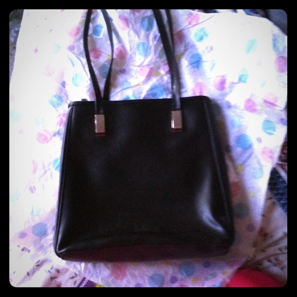 SLEEK LIZ CLAIBORNE ALL LEATHER SHOULDER BAG