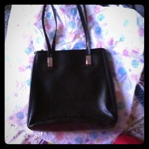 SLEEK LIZ CLAIBORNE ALL LEATHER SHOULDER BAG