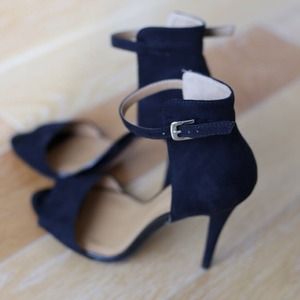 Zara Black Ankle Strap Heels Sz 7.5