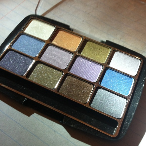 Eyeshadow - Picture 2 of 3