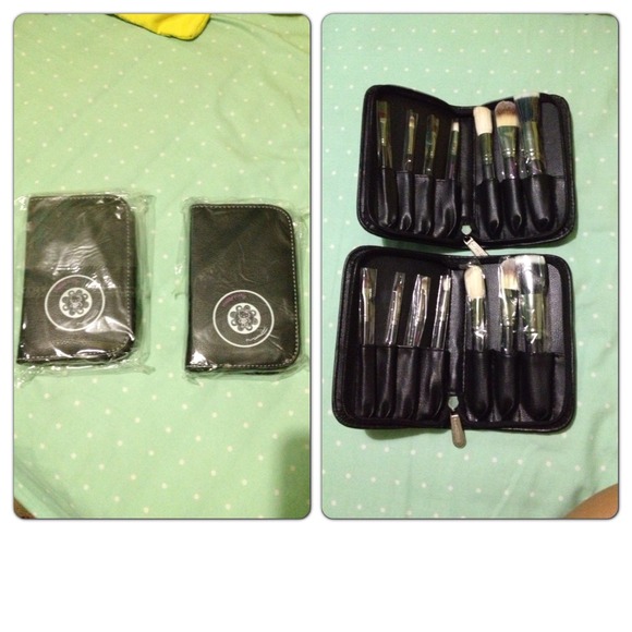 RESERVE⚡2 Sets⚡MAC Hello Kitty Brush Set w/ Case