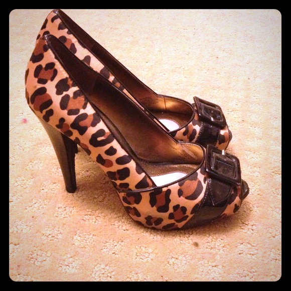 Sassy Paris Hilton brans leopard stilettos