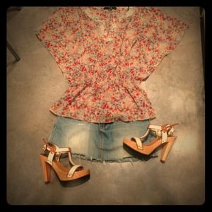 Lightweight flutter sleeve flower blouse