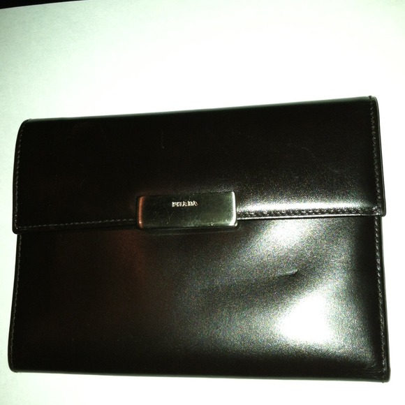 **RSVD FOR @mrsteee**AUTHENTIC NEW PRADA WALLET