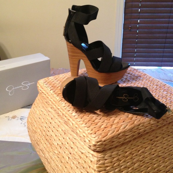 Platform sandal pumps