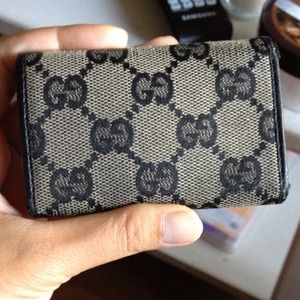 💯% authentic gucci key case