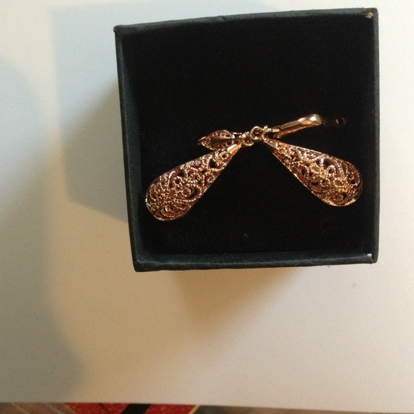 Tear drop earrings 18 gp