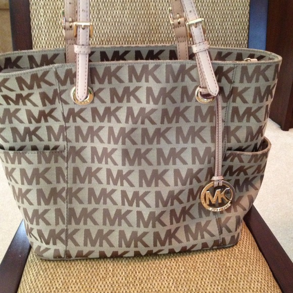 🚫SOLD🚫Michael Kors Medium Jet Set Khaki Tote