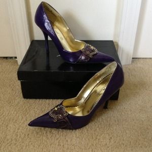 Super cute pointed toe purple pumps with buckle