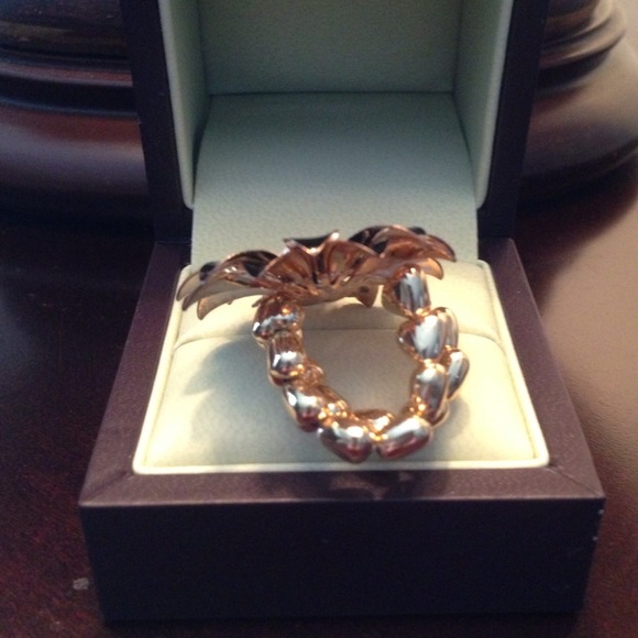 Flower ring with stretchy band - Picture 2 of 4