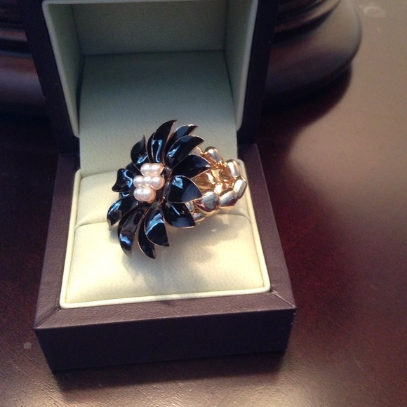 Flower ring with stretchy band - Picture 3 of 4