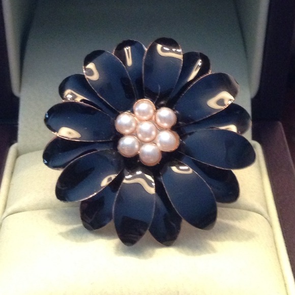 Flower ring with stretchy band - Picture 4 of 4