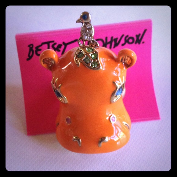 💥SOLD IN A BUNDLE💥Betsey Johnson hippo ring