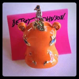💥SOLD IN A BUNDLE💥Betsey Johnson hippo ring