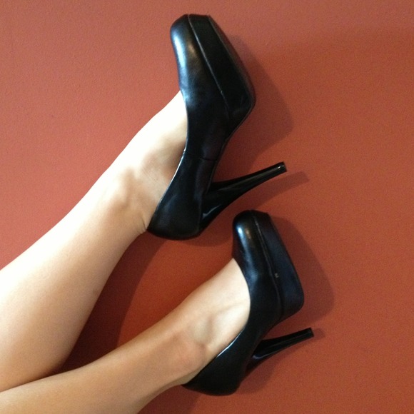 Steve Madden Shoes - REDUCED Madden Girl size 7 black pumps!