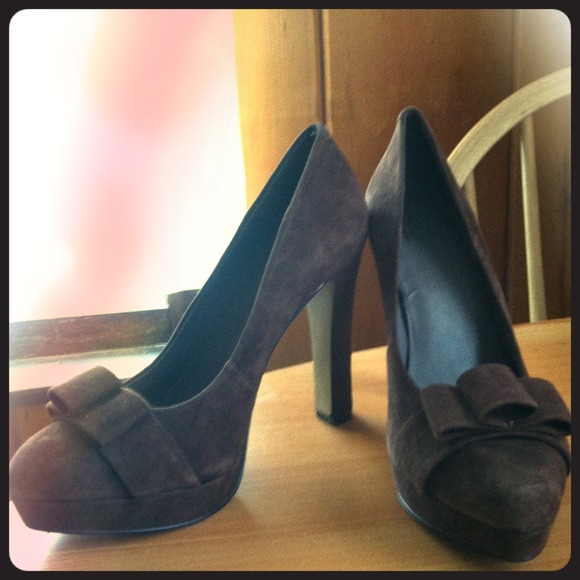 MRKT brown suede pumps sz8