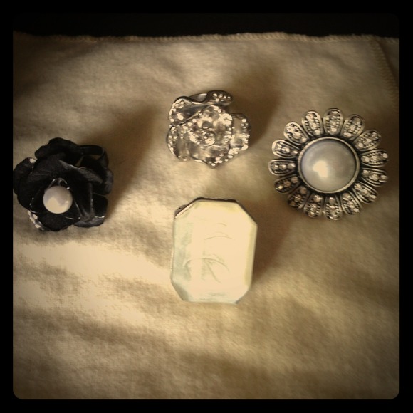 Forever 21 lot of (4) rings