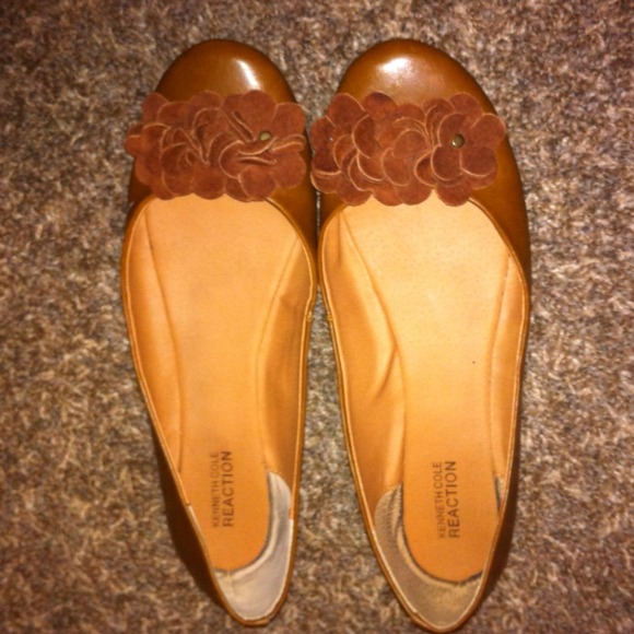 Kenneth Cole reaction flats in Carmel color