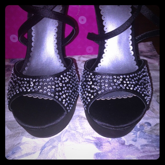 👍SOLD👍NWB Shoe dazzle sequined black satin heels