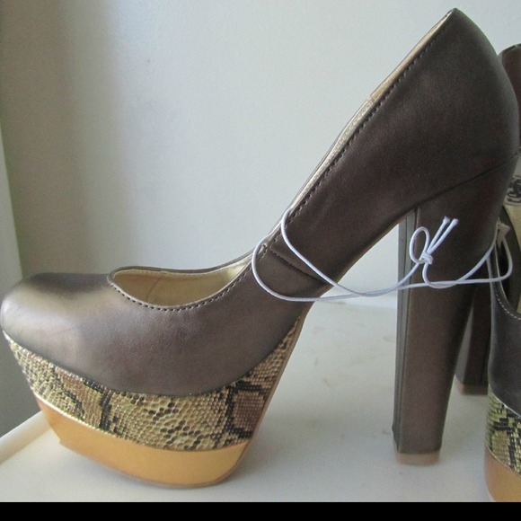 Xhilaration Skylah Metallic Pumps Size 7