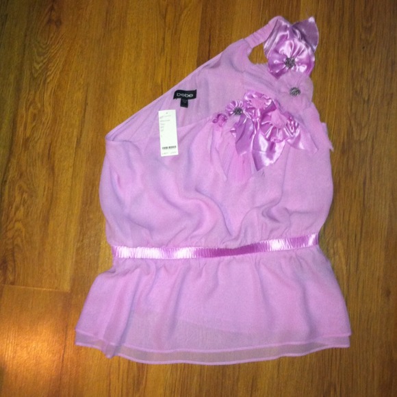 Bebe on shoulder top/SOLD