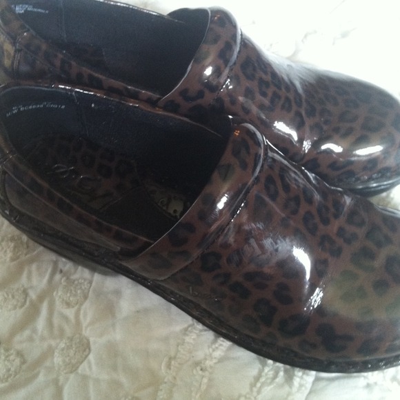 Reduced price!! boc shoes. Cute shiny leopard.