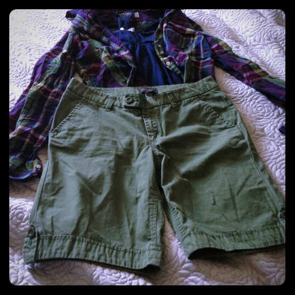 Green Bermuda shorts by banana republic s. 4 🌸🌸