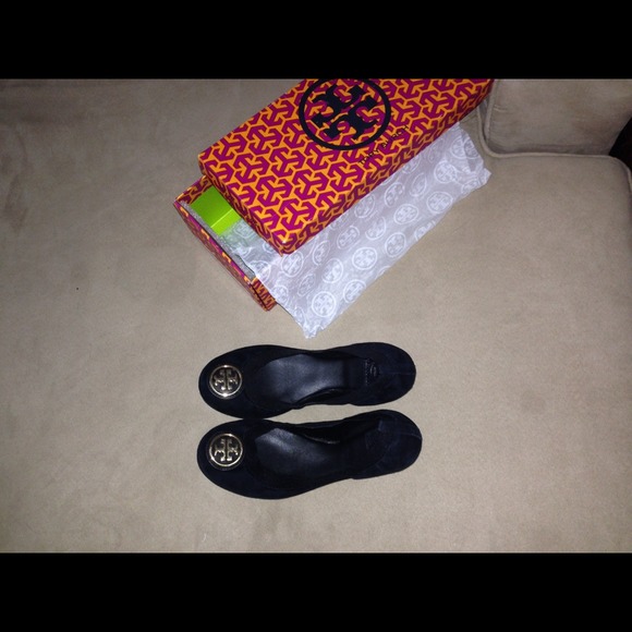 🚫SOLD🚫HP Tory Burch Suede Black Caroline Flats - Picture 2 of 4