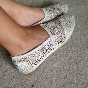 Cream Crochet TOMS