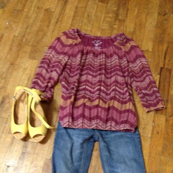 SOLD 3/4 sleeve adorable top- boho style