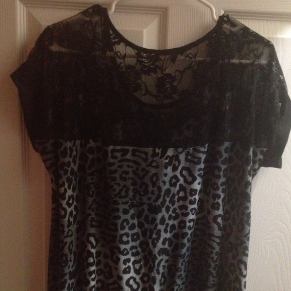 ⛔SOLD⛔ Leopard Print Shirt - Picture 2 of 2