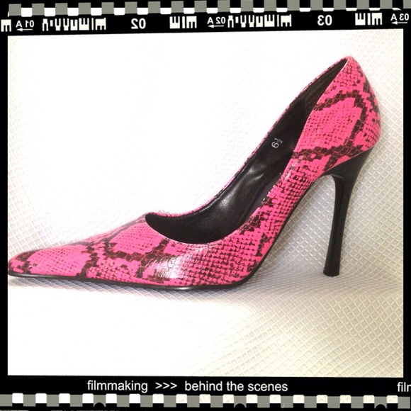 Hot pink and black snake skin print pointytoe heel