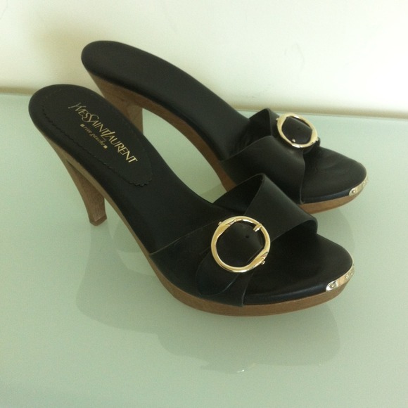 🔴🔴SOLD in bundle 🔴🔴 YSL black leather heels.