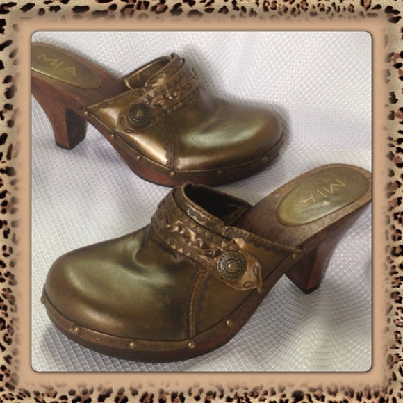 MIA leather  bronze clogs