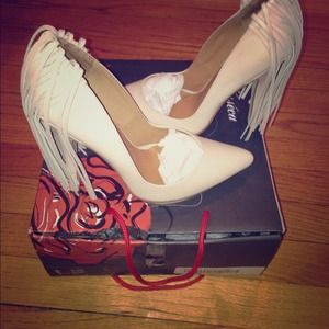 MESSECA JESENIA FRINGE LEATHER PUMP