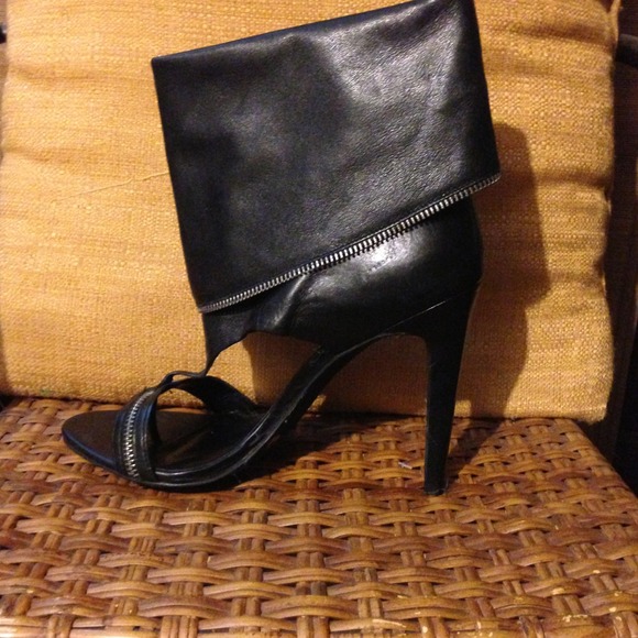 Black zippered accent booties - Picture 2 of 3