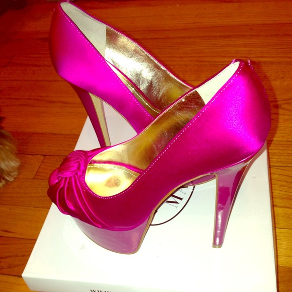 STEVE MADDEN ERYKKA PEEP-TOE PLATFORM SATIN PUMP - Picture 1 of 4